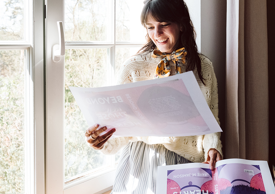 Photo d'une femme qui écrit son livre