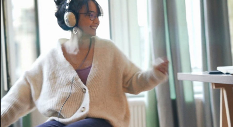 Photo d'une jeune femme portant des écouteurs