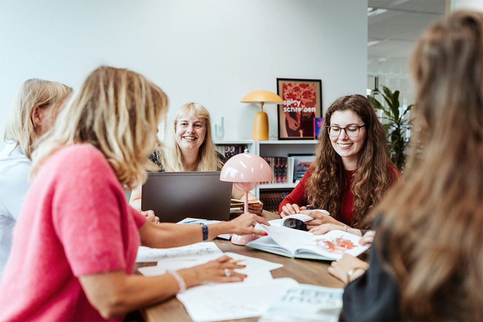 Des professionnels du livre travaillant sur un projet